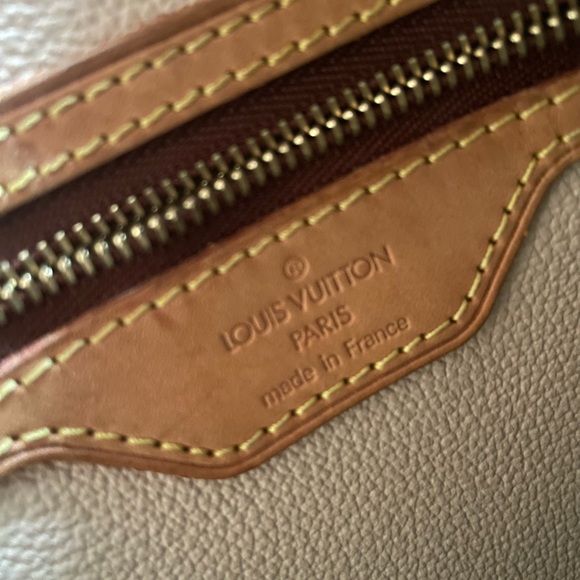 NOT FOR SALE - Louis Vuitton Monogram Bucket
Bag PM with pouch & LV key chain. - Picture 16 of 16